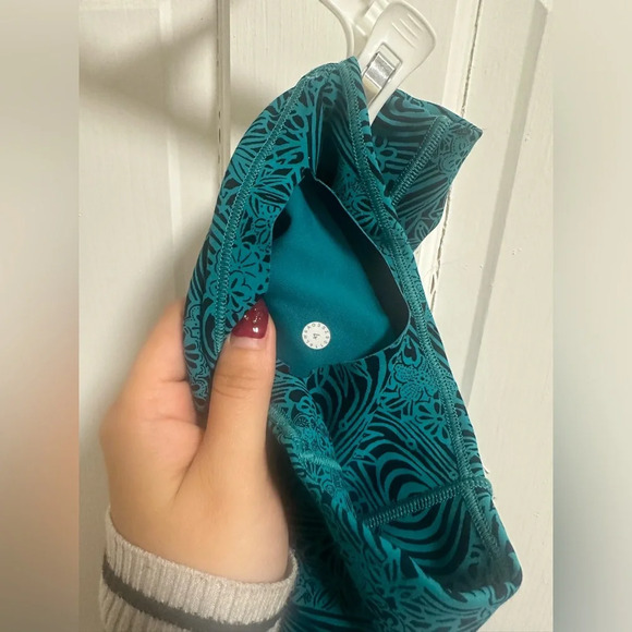 NWOT LULULEMON TEAL & BLACK YOGA PANTS CROP TIGHTS WOMENS SZ 4 - Picture 3 of 3